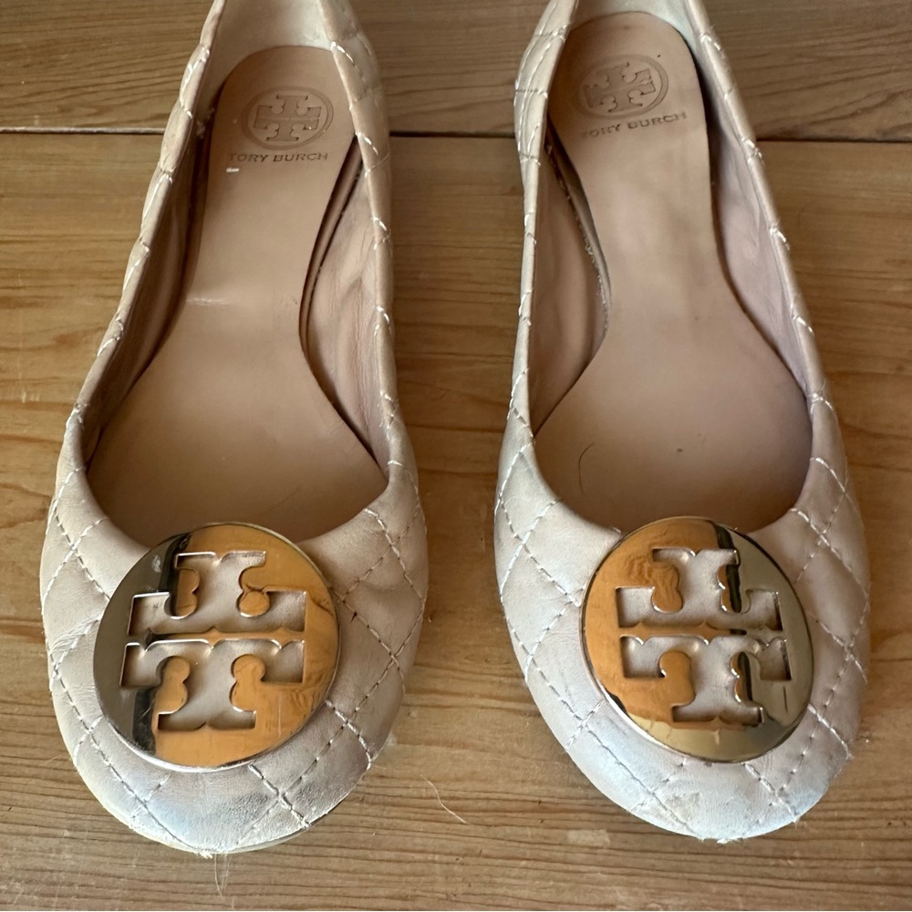Tory Burch Quilted Leather Reva Flats Tan Gold Logo Size 8.5 - Picture 2 of 6